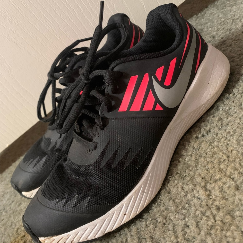 nike running shoes, size 5Y